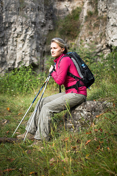 Junge Frau beim Wandern in den Dolomiten  Italien  Europa