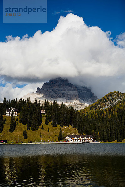 Misurinasee oder Lago di Misurina in den Dolomiten  Italien  Europa