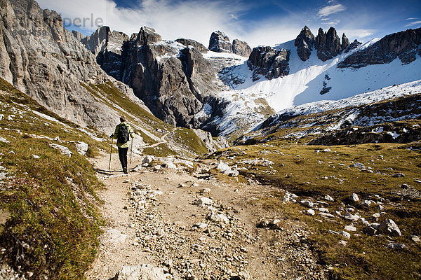 Wanderer in der Drei-Zinnen-Region  Tre Cime di Lavaredo  im Herbst  Dolomiten  Italien  Europa