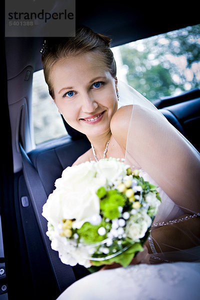 Junge Braut im Auto