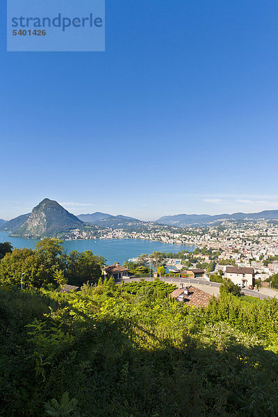 Blick auf Lugano und Luganer See  Luganersee  Lago di Lugano  Tessin  Schweiz  Europa