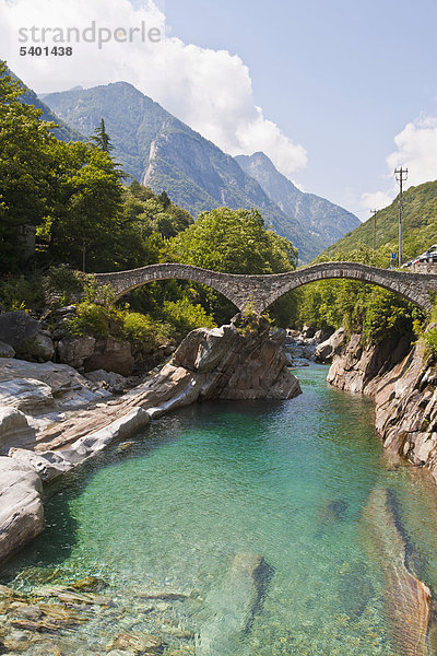 Steinbrücke Ponte dei Salti  Lavertezzo  Fluss Verzasca  Verzascatal  Valle Verzasca  Tessin  Schweiz  Europa