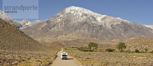 Panorama  RV  Camper  Sierra Nevada  in der Nähe von Mammoth Lakes  Kalifornien  USA  USA  Amerika  Straße