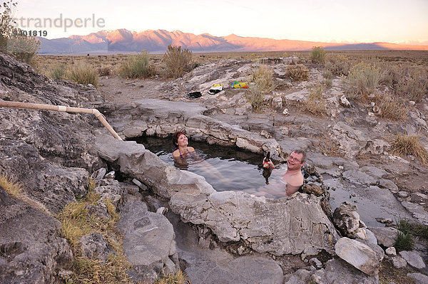 Familie  genießen  natürliche  outdoor  Bad  Whirlpool  Sierra Nevada  in der Nähe von Mammoth Lakes  Kalifornien  USA  USA  America