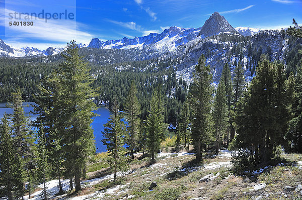 Crystal Lake  See  Sierra Nevada  Berge  Juni Seen Schleife  in der Nähe von Lee Vining  California  USA  USA  America  Bäume  Landschaft