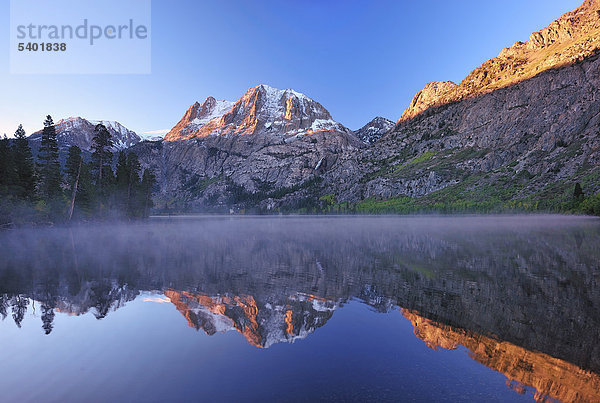 Früh  Silver Lake  Sierra Nevada  Berge  Juni Seen Schleife  in der Nähe von Lee Vining  Kalifornien  USA  USA  Amerika  See