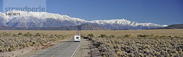 RV  Camper  fahren  RV  Straße  in der Nähe von Benton  Sierra Nevada  Mountains  Kalifornien  USA  USA  Amerika