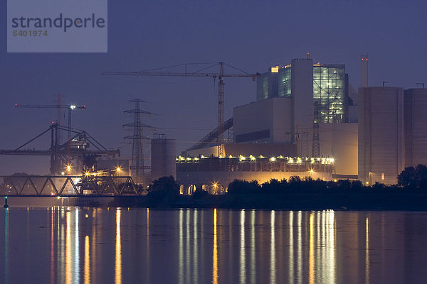 Kohlekraftwerk Moorburg an der Kattwykbrücke in der Abenddämmerung  Hamburg  Deutschland  Europa