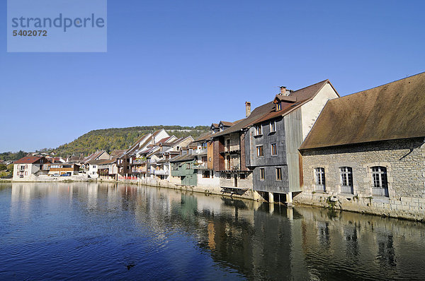 Fluss Loue  Gemeinde  Dorf  Ornans  Besancon  Departement Doubs  Franche-Comte  Frankreich  Europa  ÖffentlicherGrund