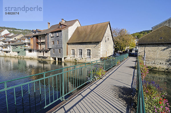 Fußgängerbrücke  Fluss Loue  Gemeinde  Dorf  Ornans  Besancon  Departement Doubs  Franche-Comte  Frankreich  Europa  ÖffentlicherGrund
