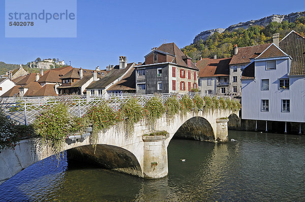Brücke  mit Blumen geschmückt  Fluss Loue  Gemeinde  Dorf  Ornans  Besancon  Departement Doubs  Franche-Comte  Frankreich  Europa  ÖffentlicherGrund