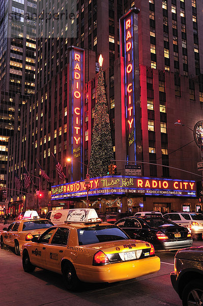 Radio City Music Hall  6th Avenue  Rockefeller Center  Manhattan  New York  USA  USA  America  Nacht  taxi