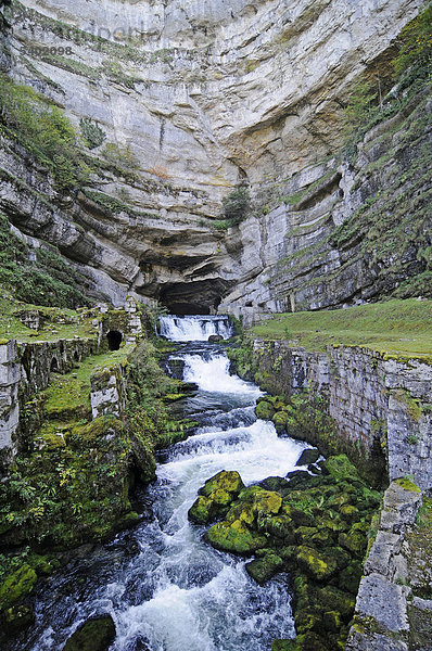 Source de la Loue  Quelle  Fluss  Ouhans  Departement Doubs  Franche-Comte  Frankreich  Europa  ÖffentlicherGrund