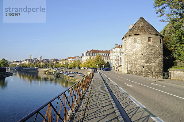 Tour de la Pelote  Stadtturm  Stadtmauern  Ufer  Quai de Strasbourg  Fluss Doubs  Besancon  Departement Doubs  Franche-Comte  Frankreich  Europa  ÖffentlicherGrund