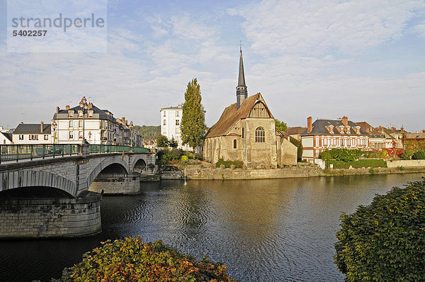 Saint Maurice Kirche  Fluss Yonne  Sens  Departement Yonne  Bourgogne  Burgund  Frankreich  Europa  ÖffentlicherGrund