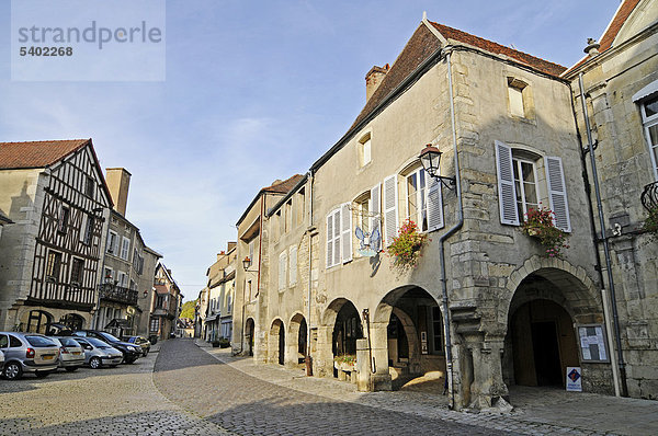 Hauptstraße  Arkaden  Noyers  Departement Yonne  Auxerre  Bourgogne  Burgund  Frankreich  Europa  ÖffentlicherGrund