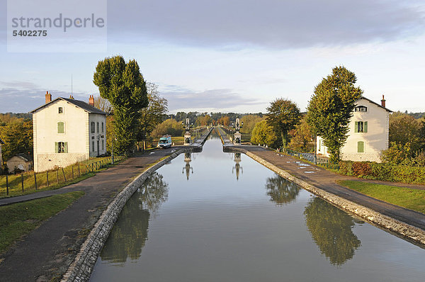 Pont Canal  Kanalbrücke über den Fluss Loire  Briare  Departement Loiret  Centre  Frankreich  Europa  ÖffentlicherGrund