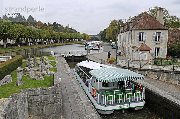Schiff  Schleuse  Loire-Seitenkanal  Kanal  Briare  Departement Loiret  Centre  Frankreich  Europa  ÖffentlicherGrund