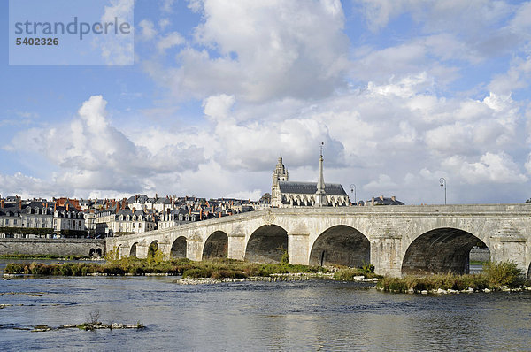 Loirebrücke Pont Jacques Gabriel  Kathedrale Saint-Louis  Fluss Loire  Blois  Departement Loir-et-Cher  Centre  Frankreich  Europa  ÖffentlicherGrund