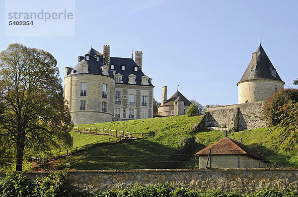 Chateaux  Schloss  Dorf  Gemeinde  Apremont-sur-Allier  Bourges  Departement Cher  Centre  Frankreich  Europa  ÖffentlicherGrund