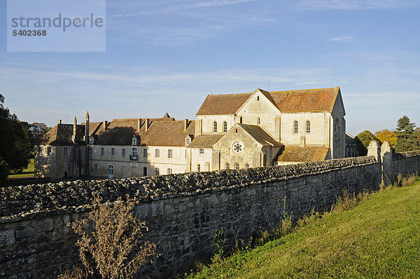 Abbaye Noirlac  Kloster  Saint-Amand-Montrond  Bourges  Departement Cher  Centre  Frankreich  Europa  ÖffentlicherGrund