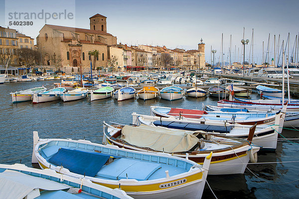Hafen Frankreich Europa Wohnhaus Gebäude Stadt Großstadt Boot Meer Kirche Provence - Alpes-Cote d Azur La Ciotat Mittelmeer