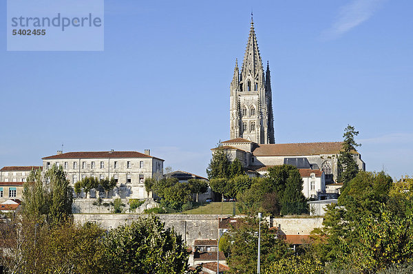 Saint Eutrope Kirche  Saintes  Departement Charente-Maritime  Poitou-Charentes  Frankreich  Europa  ÖffentlicherGrund