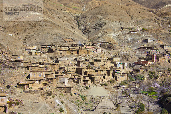 Marokko  Nordafrika  Afrika  Süden Marokkos  Atlas  Bergen  Bergen  Tizi n Tichka  Pass  Dorf