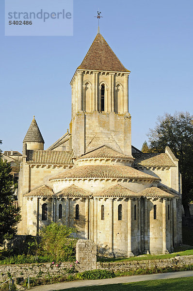 Eglise Saint Hilaire Kirche  französischer Jakobsweg  Melle  Poitiers  Departement Deux-Sevres  Poitou-Charentes  Frankreich  Europa  ÖffentlicherGrund