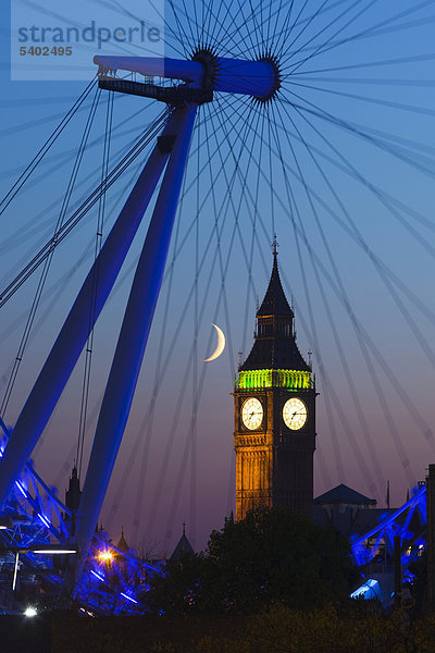 Big Ben mit dem London Eye in der Abenddämmerung  London  England  Großbritannien  Europa