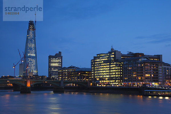 Europa Großbritannien Gebäude London Hauptstadt Fluss Themse Büro Nachbarschaft Abenddämmerung England modern The Shard