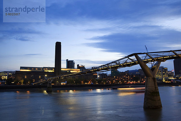 Millennium Fußgängerbrücke mit dem Museum Tate Modern am Südufer der Themse in der Abenddämmerung  London  England  Großbritannien  Europa