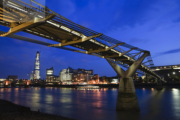 Millennium Fußgängerbrücke mit modernen Büro- und Wohngebäuden am Südufer der Themse in der Abenddämmerung  London  England  Großbritannien  Europa