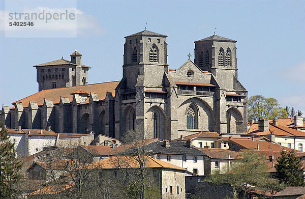 Abteikirche und Häuser der Gemeinde La Chaise-Dieu  DÈpartement Haute-Loire  Auvergne  Frankreich  Europa