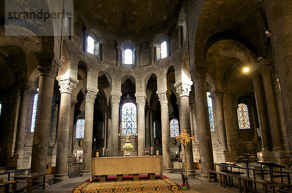 Romanische Kirche Notre-Dame d'Orcival  Orcival  Puy de Dome  Auvergne  Frankreich  Europa