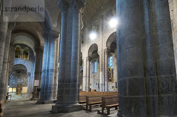Romanische Kirche Notre-Dame d'Orcival  Orcival  Puy de Dome  Auvergne  Frankreich  Europa