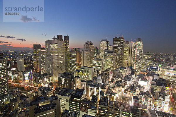 Tokyo  Stadt  Japan  November  Asien  Kreis  Shinjuku  Abend  Blick  Blick von oben  Überblick  Blöcke von Wohnungen  Hochhäuser  Leuchten  Beleuchtung  Dämmerung  Dämmerung  Tokio