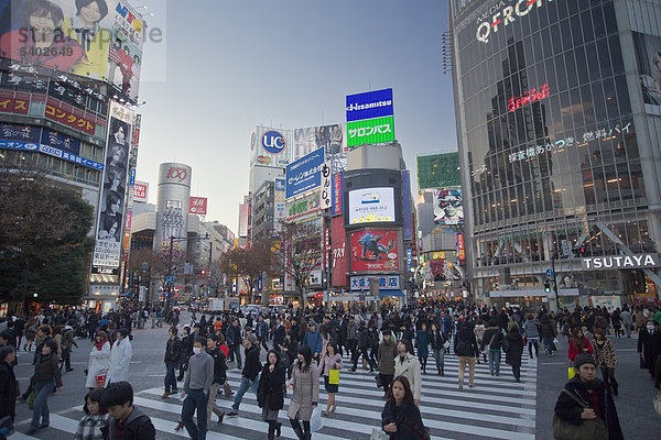 Tokyo  Japan  November  Asien  Kreis  Shibuya  Menschen  Passanten  Fußgänger  Stadt  Center  Stadt  Stadt  Stadt  Zebrastreifen  Blöcke von Wohnungen  Hochhäuser  Werbung  Tokio