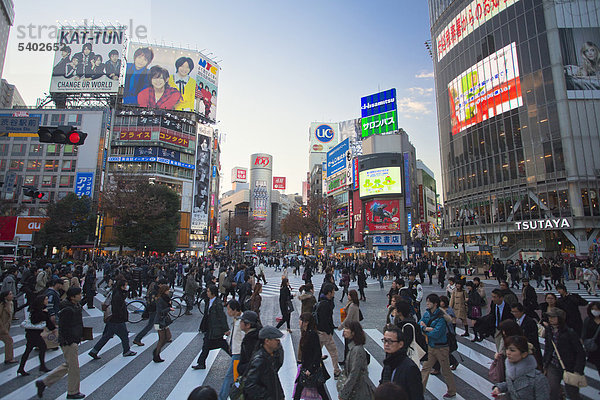Tokyo  Japan  November  Asien  Kreis  Shibuya  Menschen  Passanten  Fußgänger  Stadt  Center  Stadt  Stadt  Stadt  Zebrastreifen  Blöcke von Wohnungen  Hochhäuser  Werbung  Tokio