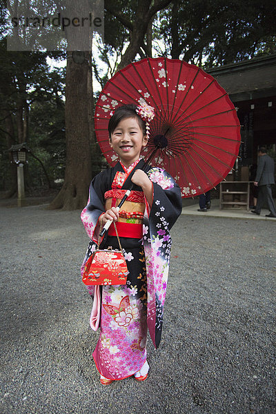 Tokyo  Stadt  Japan  Novembers  Asien  Meiji-Schrein  Sichi gehen San  Festival  Kind  Mädchen  Lächeln  traditionelle  Tradition  Kimono  rot  Bildschirm  Papier  Regenschirm  Porträt  Party  Fête  Tokio  Schrein  Kind Party  November