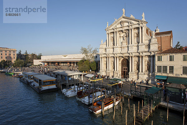 Bahnhof Santa Lucia und Chiesa degli Scalzi  Scalzikirche  am Canal Grande  Venedig  Italien  Europa