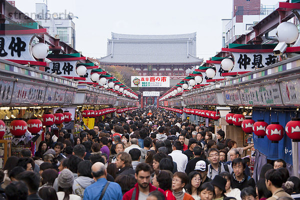 Tokyo  Japan  Novembers  Asien  Kreis  Asakusa  NakaMise Dori  NakaMise Street  Straße  Stadt einkaufen  Personen  Betrag  Menge  Menge  Menschen  Geschäfte  Geschäfte  Läden  Tokio
