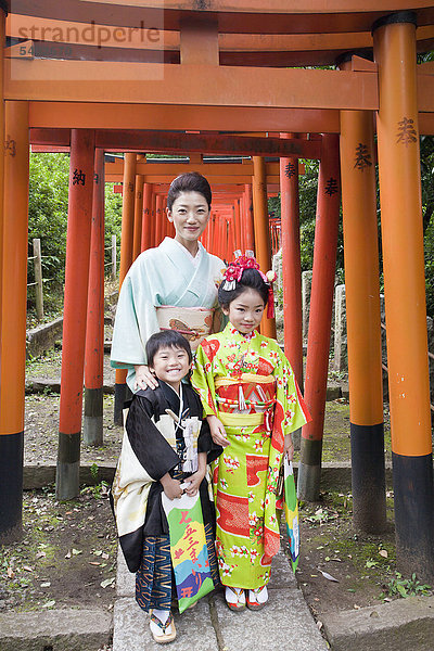 Tokyo  Japan  Stadt Novembers  Asien  Sichi gehen San  Festival  Kinder  Kimono  Familie  Mutter  Schrein  Tori  Torbögen  Porträt  Mädchen  Boy  Lächeln  Tokyo