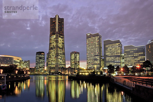 Japan  Asien  Yokohama  Stadt  Stadt  Skyline  Blöcke von Wohnungen  Hochhäuser  Dämmerung  Dämmerung  Abend  Leuchten  Beleuchtung  Stimmung  Spiegelung  Wasser