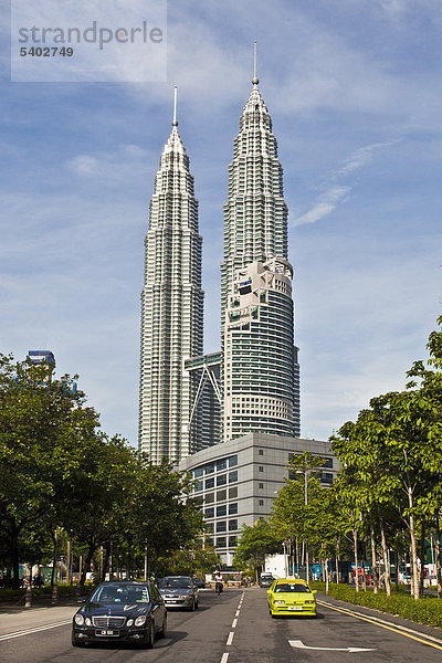Asien  Malaysia  Kuala Lumpur  Stadt  Stadt  Petronas Towers  Blockieren von Wohnungen  Hochhaus  Bäume  Straße  Autos  Autos  Architektur