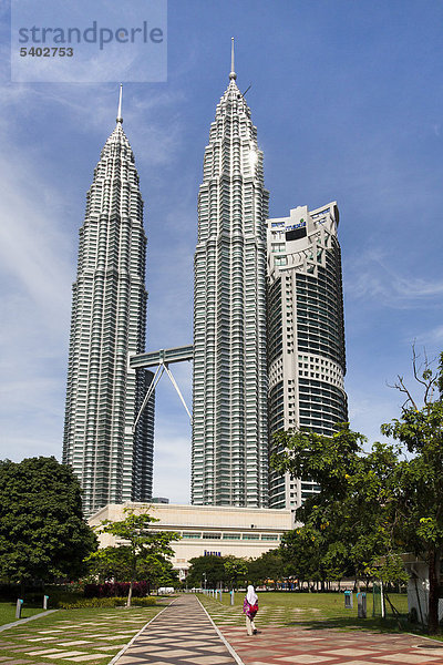 Asien  Malaysia  Kuala Lumpur  Stadt  Stadt  Petronas Towers  Architektur  Streckblasmaschine  Frau  Frau  Rückansicht  Kopftuch  Park  park