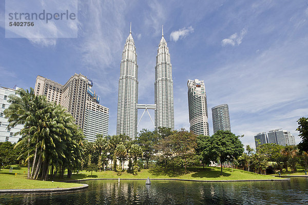 Asien  Malaysia  Kuala Lumpur  Stadt  Stadt  Petronas Towers  Architektur  Streckblasmaschine  Teich  Spielzeug Boot  grün  Palmen  Park  park