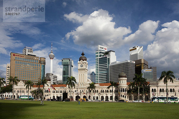 Malaysia  Asien  Kuala Lumpur  Stadt  Stadt  Skyline  Ort  Merdeka Platz  Sultan Abdul Samad  Gebäude  Menara Tower  Blöcke von Wohnungen  Hochhäuser  park