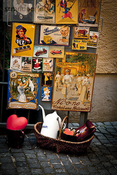 Alte  nostalgische Schilder und anderer Krimskrams vor einem Trödelladen in der Innenstadt von Regensburg  Oberpfalz  Bayern  Deutschland  Europa