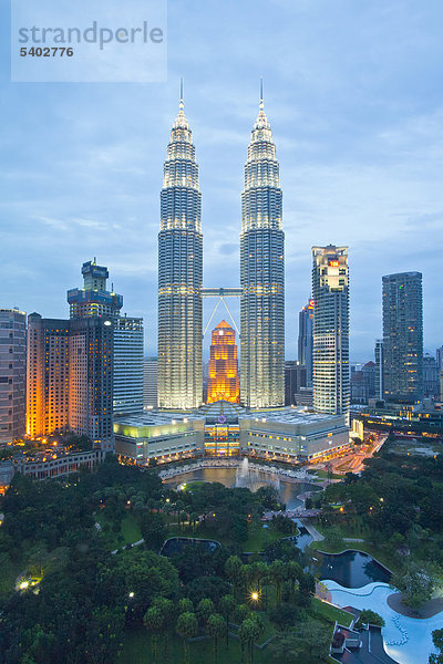 Malaysia  Asien  Kuala Lumpur  Stadt  Stadt  Petronas Towers  Skyline  Park  Bäume  Park  Abend  Licht  Illuminierung  in der Nacht